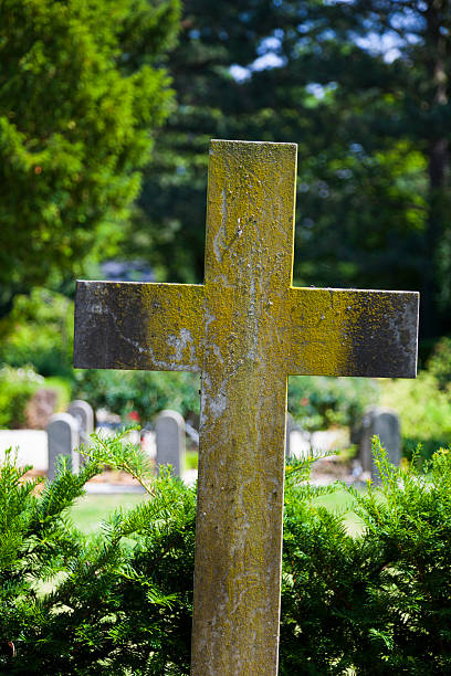 늙음 교차 on cemetary. - old cross shape stone weathered 뉴스 사진 이미지