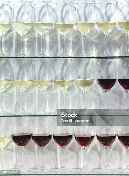 Wino - zdjęcia stockowe i więcej obrazów Alkohol - napój - Alkohol - napój, Aranżacja, Bar - Lokal gastronomiczny