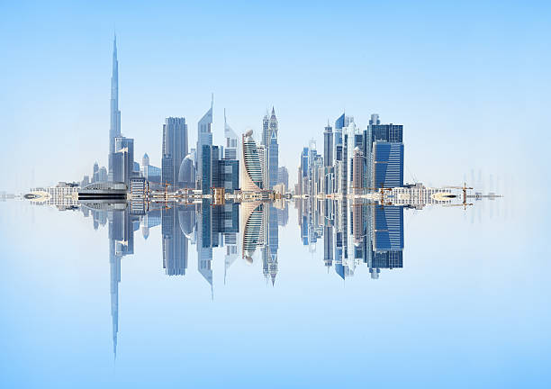 dubai horizonte refleja - dubai fotografías e imágenes de stock