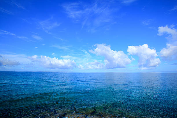 horizon et la mer d'okinawa - pacific ocean tourist resort day reflection photos et images de collection