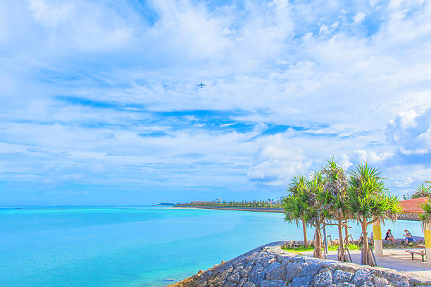 beau paysage de briller ciel bleu et vert émeraude avec vue sur l'océan - pacific ocean tourist resort day reflection photos et images de collection