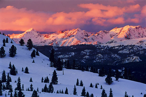 고어 레인지 산꼭대기의 아침노을 가로 - copy space alpenglow winter mountain range 뉴스 사진 이미지