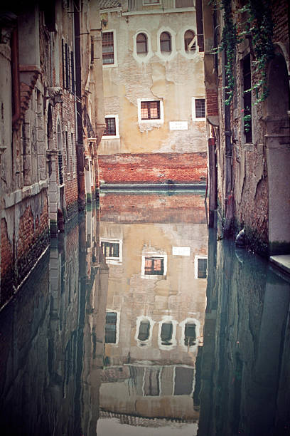 Reflexo Veneza vista para o canal - foto de acervo