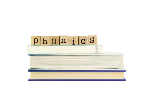 phonics 단어 우드에 스탬프 및 도서는 - pile of books audio 뉴스 사진 이미지