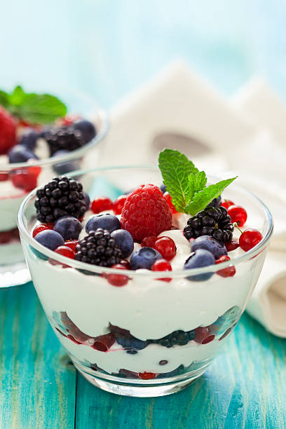 フルーツ��のパフェ - dessert blueberry cream parfait ストックフォトと画像