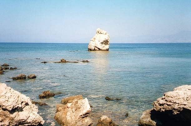 rock en baños de afrodita, cyprus - akamas fotografías e imágenes de stock