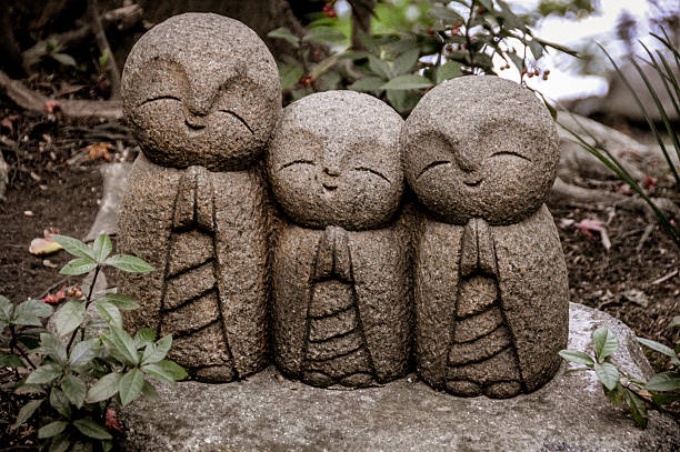 pregare statua hasedera tempio di kamaura, giappone - hase temple foto e immagini stock