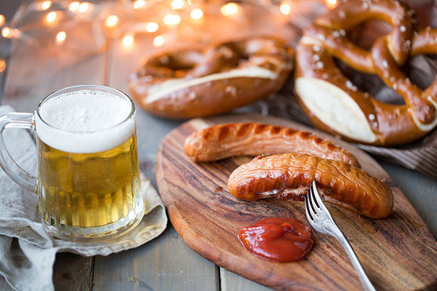 bretzel et des saucisses bavaroises avec de la bière - pretzel german culture food salt photos et images de collection