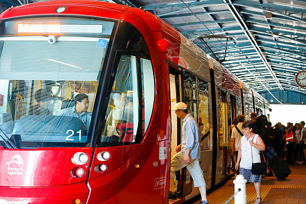 pour les passagers d'embarquement tramway de la gare centrale de sydney - bus public transportation sydney australia australia photos et images de collection