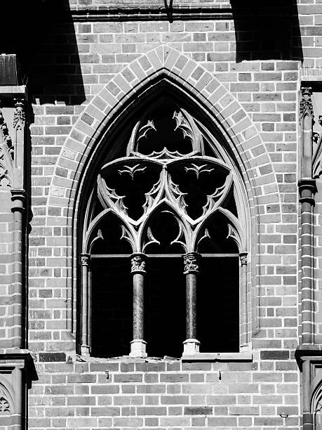 velho estilo gótico janela - ribbed vaulting imagens e fotografias de stock