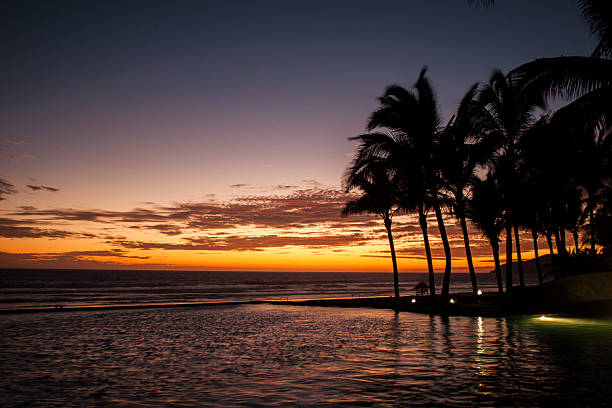 tramonto sulla spiaggia, acapulco. - acapulco mexico sunset day foto e immagini stock