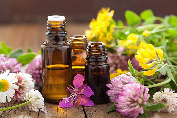 aceites de esencias de flores de hierbas y medicina - aromaterapia fotografías e imágenes de stock