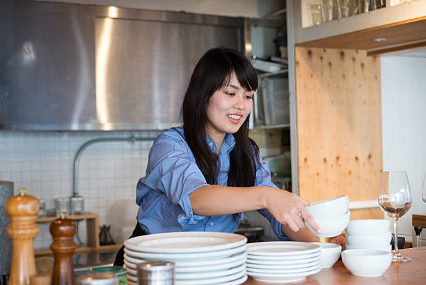 młoda dama w kuchni japońskiej woking - washing dishes restaurant manual worker commercial kitchen zdjęcia i obrazy z banku zdjęć