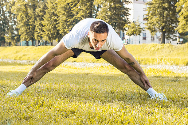 молодой мужской фитнес-тренировка на открытом воздухе в осень - sports training sit ups moving up sitting стоковые фото и изображения