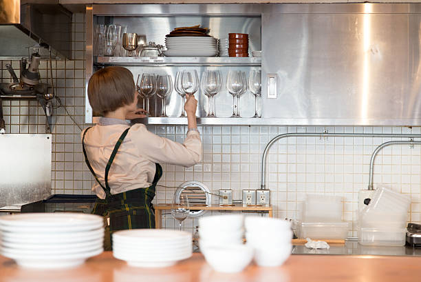młoda dama w kuchni japońskiej woking - washing dishes restaurant manual worker commercial kitchen zdjęcia i obrazy z banku zdjęć