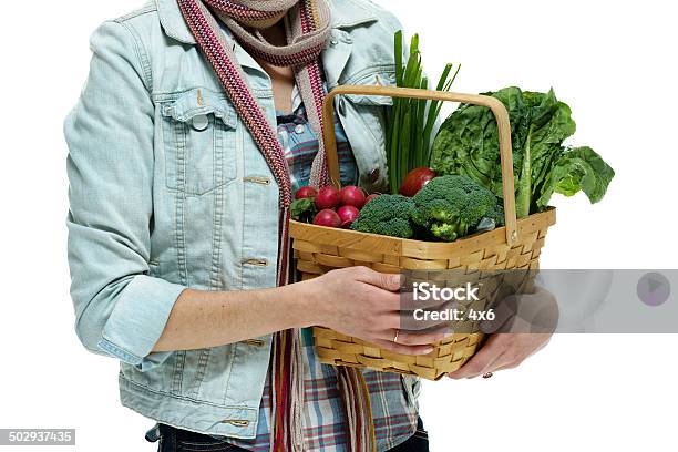 Frau Mit Gemüse Korb Stockfoto und mehr Bilder von 25-29 Jahre - 25-29 Jahre, Eine Frau allein, Eine Person