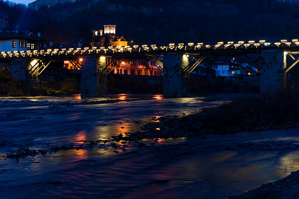 夜の街の景観、Asenov Veliko Tarnovo 、ブルガリア（秋） ストックフォト