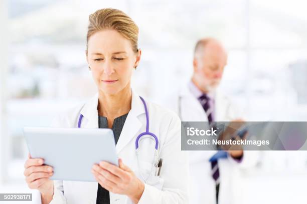 Weiblich Arzt Mit Tablet Pc Im Krankenhaus Stockfoto und mehr Bilder von Arzt - Arzt, Frauen, Stethoskop