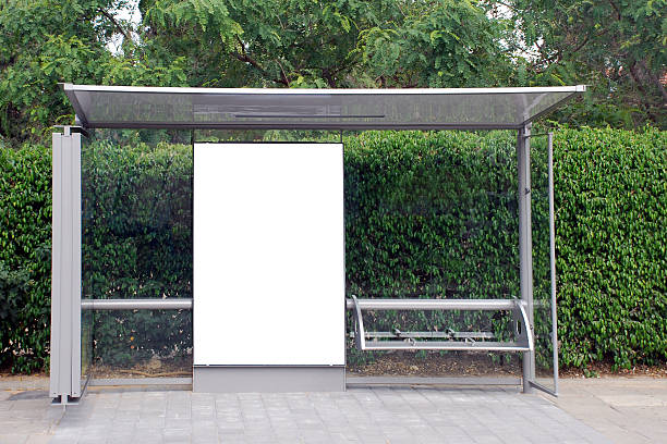 parada de autobús en blanco señal - estación de autobús fotografías e imágenes de stock