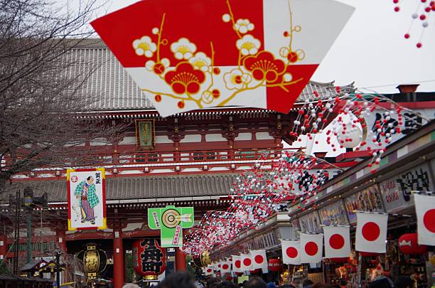 asakusa" senso-ji templo de ano novo dia - japan japanese ethnicity flag japanese flag стоковые фото и изображения