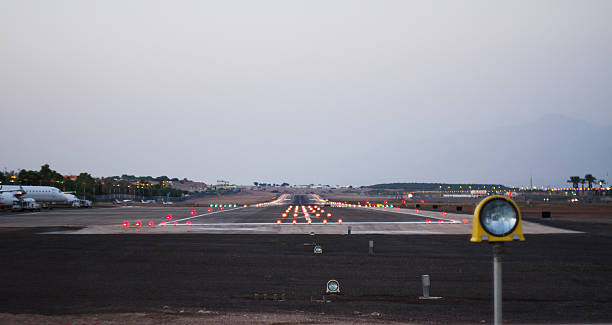 滑走路 - concepts airport ideas watching ストックフォトと画像