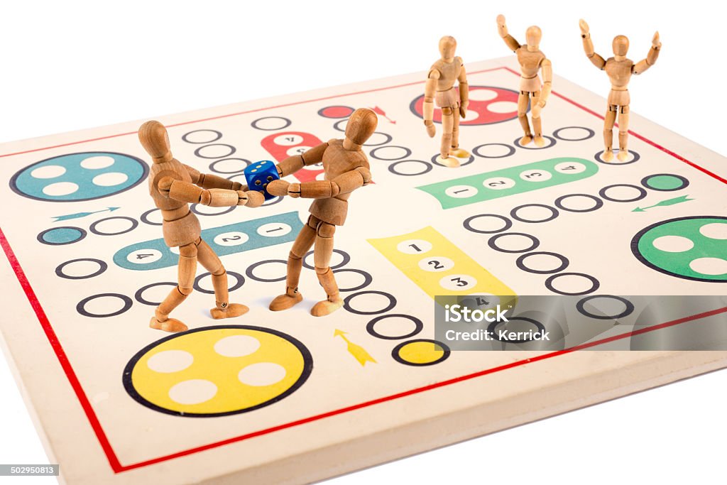 Hölzerne Puppen parcheesi-Spielen oder nicht. - Lizenzfrei Freizeitspiel Stock-Foto