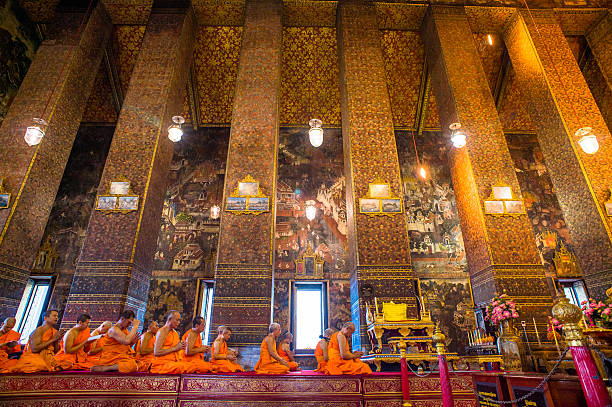 buddhistische mönche beten in thailändischem tempel - buddha temple wat phra sing asia stock-fotos und bilder