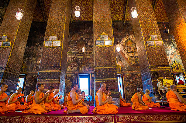 monjes budistas medida en templo tailandés - wat phra sing fotografías e imágenes de stock