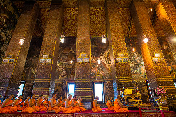 buddhistische mönche beten in thailändischem tempel - wat phra sing stock-fotos und bilder