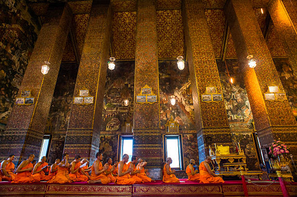 buddhistische mönche beten in thailändischem tempel - buddha temple wat phra sing asia stock-fotos und bilder
