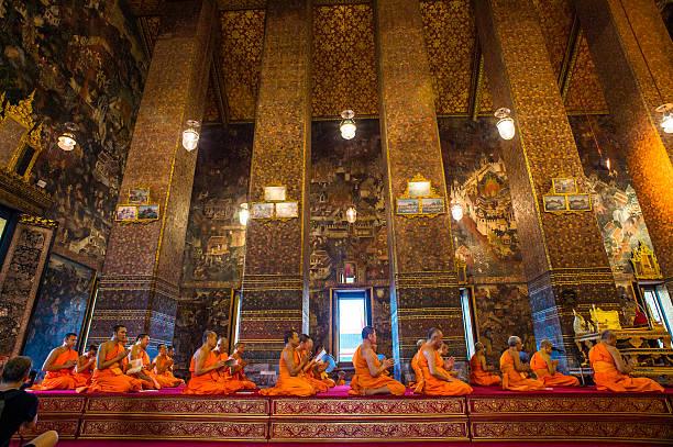 buddhistische mönche beten in thailändischem tempel - buddha temple wat phra sing asia stock-fotos und bilder