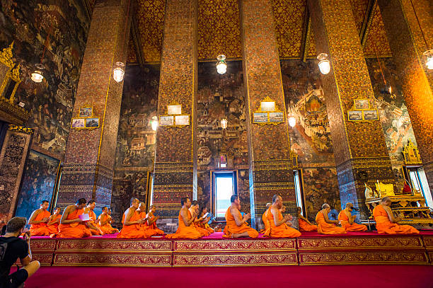 buddhistische mönche beten in thailändischem tempel - buddha temple wat phra sing asia stock-fotos und bilder