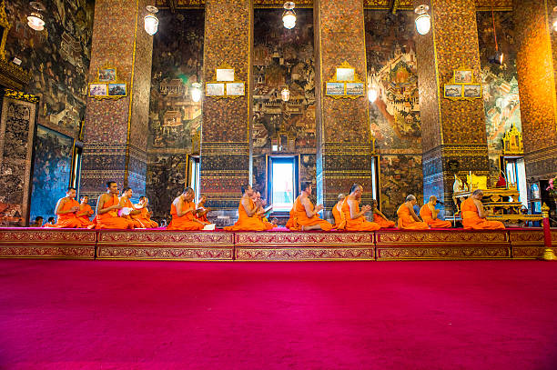 buddhistische mönche beten in thailändischem tempel - buddha temple wat phra sing asia stock-fotos und bilder