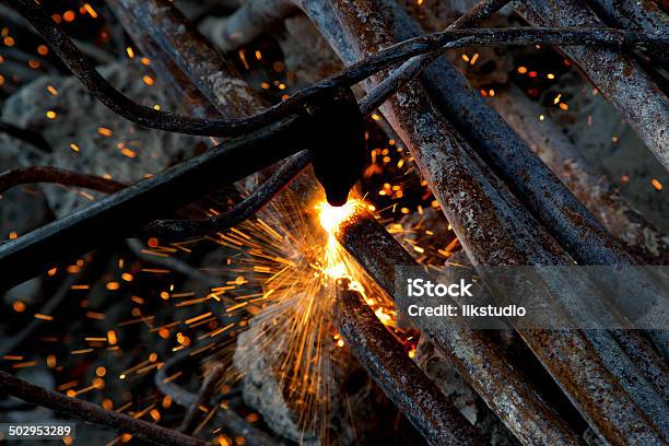 Foto de Corte De Tubos De Aço Com Acetylene Tocha e mais fotos de stock de Amarelo - Amarelo, Aço, Boca do fogão