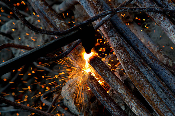 обработки стальных труб с ацетилена факел - foundry propane work tool welder стоковые фото и изображения