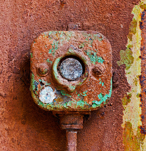 old electric switch on rusty hierro una pared - remote control close up selector gray fotografías e imágenes de stock