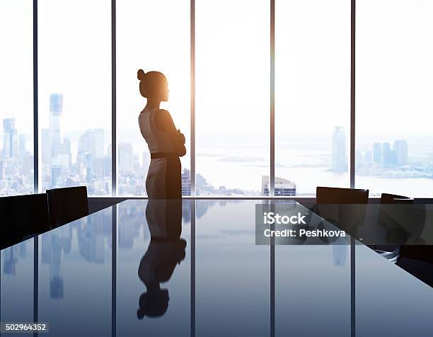 Mujer Foto de stock y más banco de imágenes de Ejecutiva - Ejecutiva, Panorama urbano, Tejado