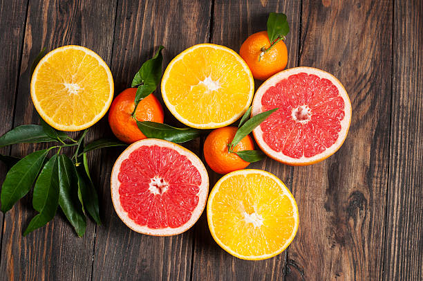 柑橘類のフルーツ。木製の背景の上にテーブル - tangerine citrus fruit organic orange ストックフォトと画像