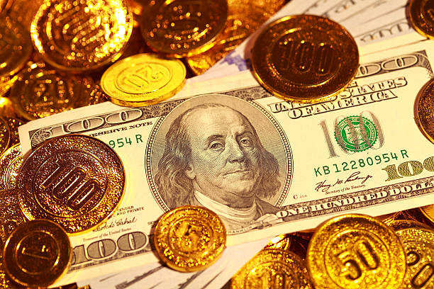 1 ドル紙幣にゴールドのコイン堆積 - number 10 gold business paper currency ストックフォトと画像