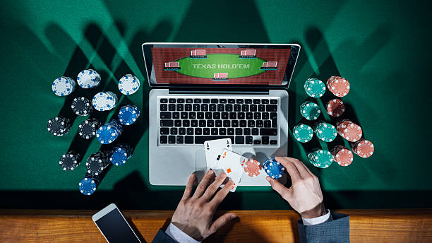joueur de poker en ligne - computer chip photos et images de collection