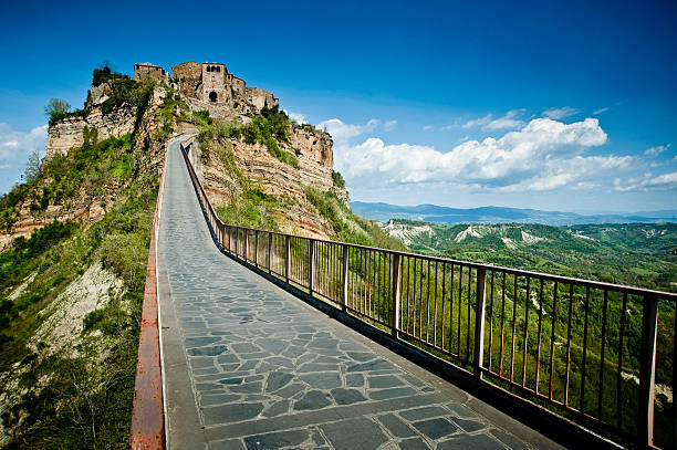 civita di bagnoregio, viterbo - civita di bagnoregio - fotografias e filmes do acervo