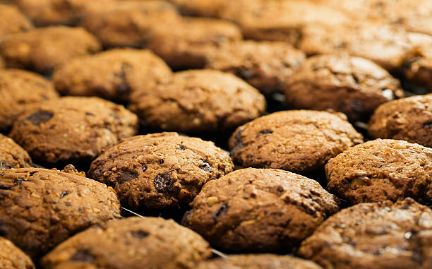 realizzata a mano i cookie - chocolate chip cookie bakery chocolate homemade foto e immagini stock