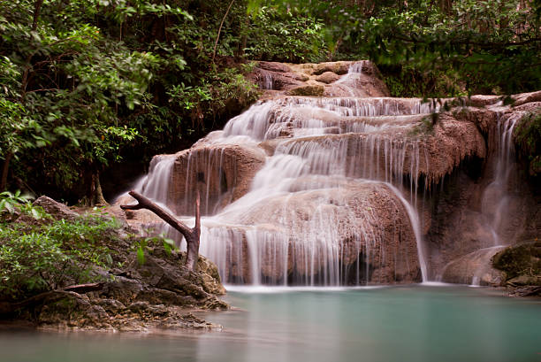 深い森の erawan 滝国立公園の滝カーンチャナブリー県（タイ） - waterfall erawan tropical rainforest tree ストックフォトと画像