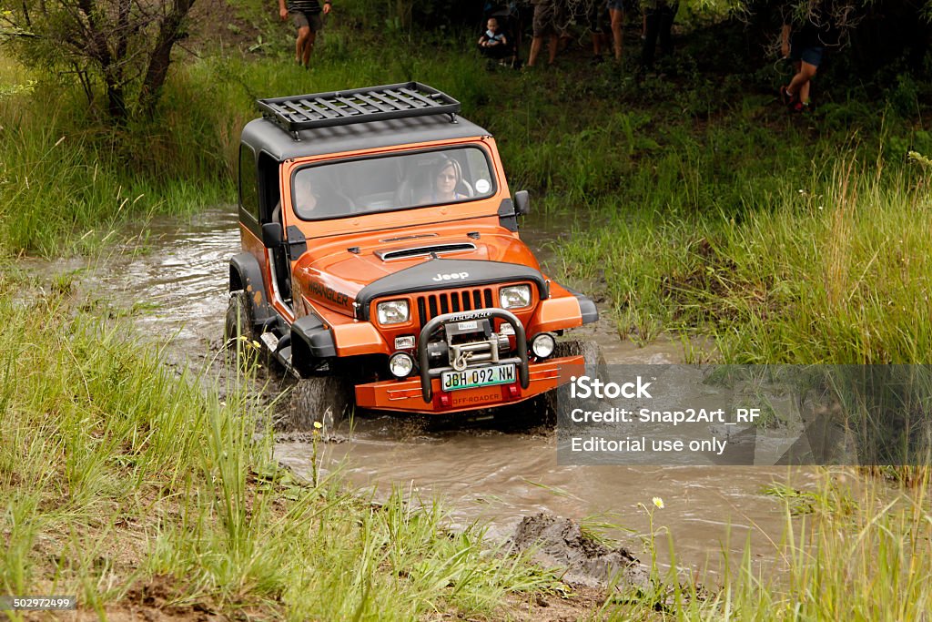 Crush Beige Jeep Wrangler Offroader V8 Băng Qua Ao Bùn Hình ảnh Sẵn có -  Tải xuống Hình ảnh Ngay bây giờ - iStock