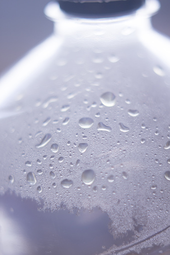 Botella de agua de plástico de condensación photo