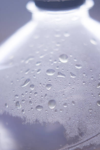 botella de agua de plástico de condensación - water droplets fotografías e imágenes de stock
