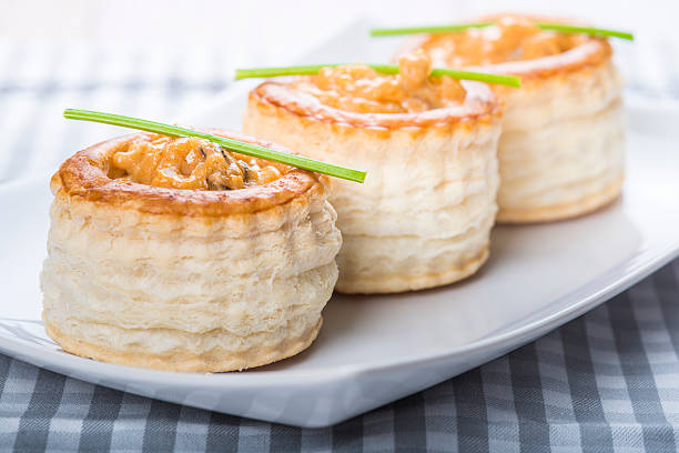 vol au шлица с фототехникой морепродукты, кремовый - vol au vent стоковые фото и изображения