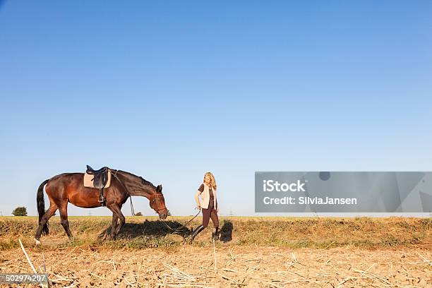 Зрелые Женщины Езда В Сельской Местности Пути Ее Лошадь — стоковые фотографии и другие картинки 40-44 года