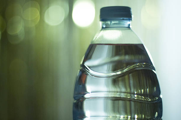 plástico botella de agua en la noche - water bottle water bottle drink fotografías e imágenes de stock
