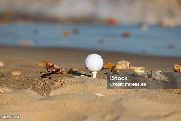 Immagine Di Beach Golf Pallina Da Golf Sulla Spiaggia Di Sabbia Di Mare - Fotografie stock e altre immagini di Acqua